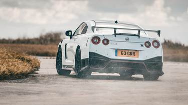 Nissan GT-R v Porsche 911 GT3 996